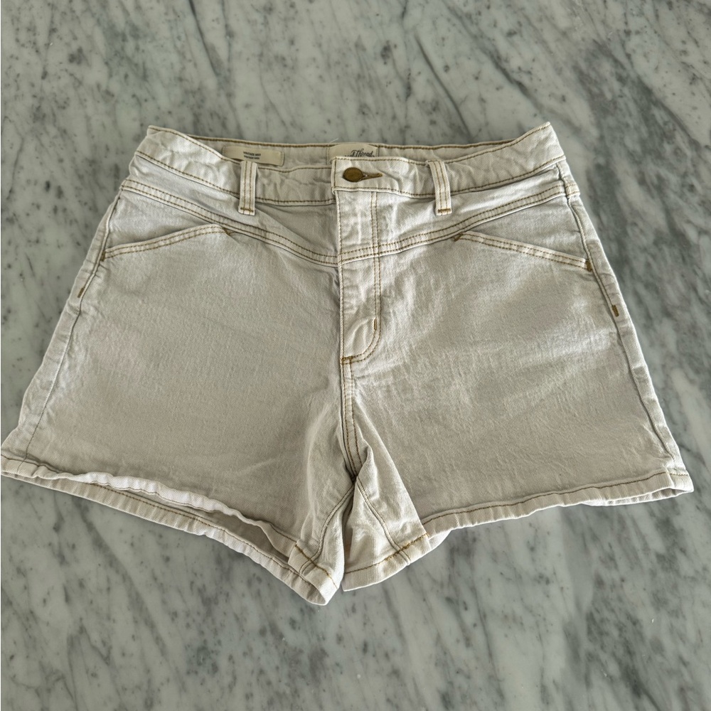 Universal Thread Cream Jean Shorts High-Waisted Casual Vintage Midi size 10 30R